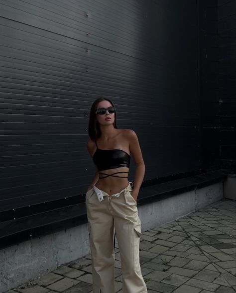 minimal style #minimalstyle #minimalism #minimalfashion #influencerfashion #aesthetic #oneshouldertop #cargopants #cargopantoutfit #minimalistic Cargo Pants Outfit, Influencers Fashion, Minimal Style, One Shoulder Tops, Minimal Fashion, Pants Outfit, Off Shoulder Blouse, Cargo Pants, Off Shoulder