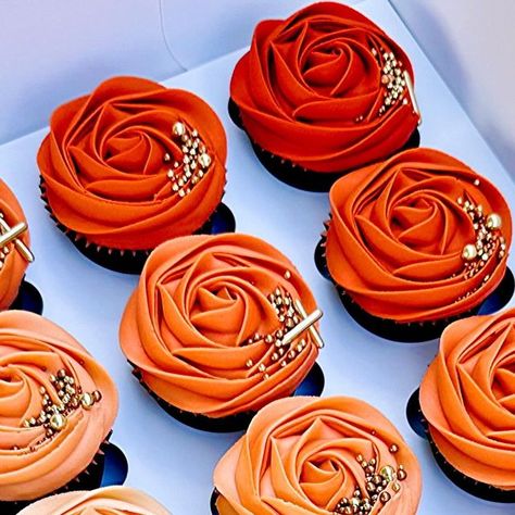 @cakestone20 on Instagram: "Orange ombré rosette cupcakes with gold and copper sprinkles 🧡🧁 #reels #reelsofinsta #reelitfeelit #bakingreels #ombrecupcakes #reellife #cupcakereels #trendingreels #oddlysatisfying #rosettecupcakes #rosette #ombrecake #orangeombre #cakedecorating #cakedecoratingreel #cakereel #cakereels #bakingreels #satisfyingvideos #buttercreamflowerpiping #engagement #explorepage #ombrebuttercream #cakestone #cakestone20 #reelvibes #reelcreator" Orange Wedding Cupcakes, Burnt Orange Wedding Cake Ideas, Burnt Orange Cupcakes Wedding, Burnt Orange Cake, Burnt Orange Cupcakes, Orange Color Cake, Bridal Cupcakes, Fall Wedding Cupcakes, Rosette Cupcakes