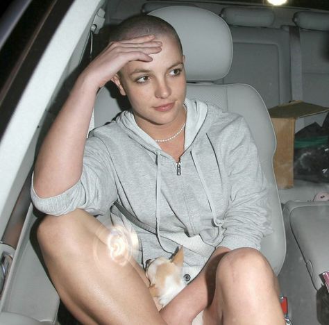 Even in 2007, when she had her blip, with a shaved head, she was STUNNING! If you didn't support her through the bad times, you don't deserve her in the good times xx Britney Spears Shaved Head, Britney Spears Birthday, Britney Spears Outfits, Britney Spears 1999, Shave Her Head, Baby One More Time, Bald Women, Teen Choice Awards, Shaved Head