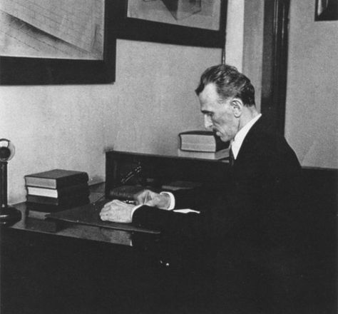 Tesla working in his office at 8 West 40th Street. First Photograph Ever Taken, Impossible Riddles, Wireless Light Bulb, Tesla Quotes, Nicola Tesla, Nicolas Tesla, Tesla Coil, Tesla S, Nikola Tesla