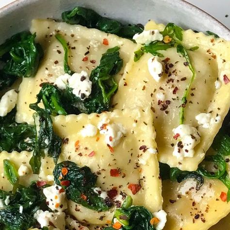 Aleyda Batarse on Instagram: "Another quick dinner idea brought to you by this hearty BUTTERNUT SQUASH, MUSHROOM & GOAT CHEESE RAVIOLI with Garlicky Spinach + Chili Olive Oil! 🌶🍝🍃 Truth is- I like my greens as much as I like my cheese; and aside from a sauce-these two adds are the easiest way to customize and elevate whatever pasta you have in the depths of your freezer. Grab the delicious deets below👇🏼👇🏼 Good Greens to add 🍃 Basil Rapini or broccoli rabe 🥦 Arugula Kale Spinach Swiss Chard Easy-To-Digest Cheeses (sheep/goat based) Goat or Sheep Milk’s Feta Manchego Pecorino Romano Goat Cheese Spruced up Ravioli Recipe Instructions 🌟🌟🌟🌟🌟 Drop your favorite ravioli or tortellini into boiling water for ~8 minutes, then drain. Quick tip: when they float to the surface, they’re re Goat Cheese Ravioli, Mushroom Goat Cheese, Crock Pot Cabbage, Taco Soup Crock Pot, Ravioli Recipe, Cheese Ravioli, Kale And Spinach, Healthy Food Blogs, Quick Healthy Meals