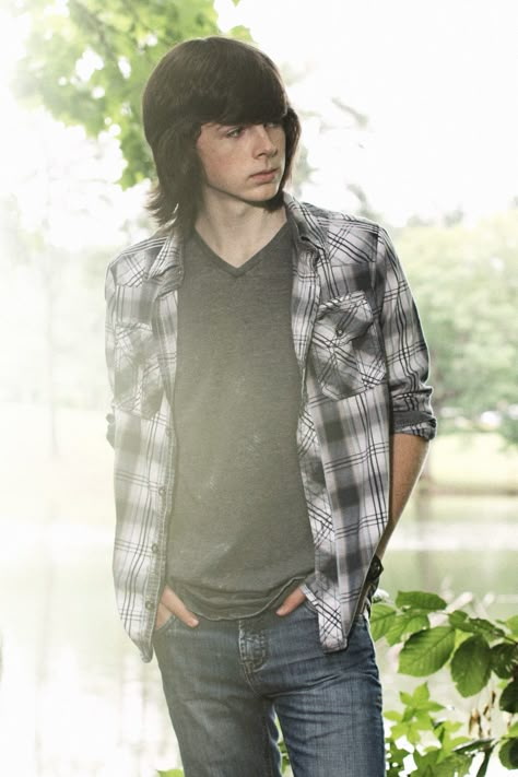 (FC:Chandler Riggs)Hey, I'm Jericho Knight, Im here in the vault with my twin sister Kaz. We're a bit different that the others here but eh. I have a rifle that was my dads. I feel like my sister and I don't really belong here in the vault....I'd like to leave it some day. See ya around. Carl E Enid, Carl Grimes Season 7, Glenn Y Maggie, Rick And Carl, Carl The Walking Dead, Carl Twd, Walking Dead Wallpaper, Garrett Hedlund, Twd Cast