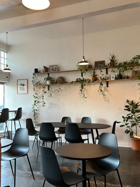 Coffee Shop Sitting Ideas, Black Interior Coffee Shop, Coffee Shop Seating Area, Minimal Coffee Shop Design, Coffee Shop Sitting Area, Coffee Shop Aesthetic Minimalist, Coffee Shop Seating Ideas, Minimalistic Coffee Shop, Minimal Coffee Shop