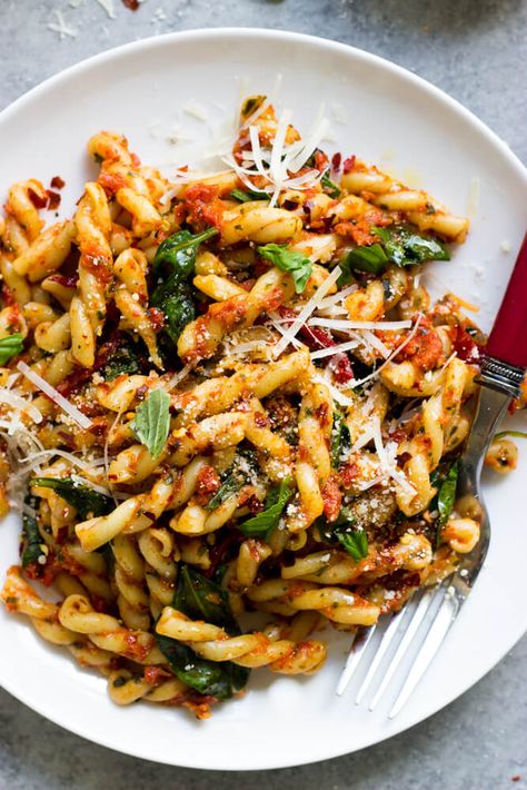 8 Tasty Tomato Recipes - What to Make With Leftover Tomatoes Meatless Pasta, Sun Dried Tomato Pasta, Pasta With Spinach, Heart Recipes, Quick Side Dishes, Sundried Tomatoes, Salad Pasta, Spinach Pasta, Easy Weeknight Dinner