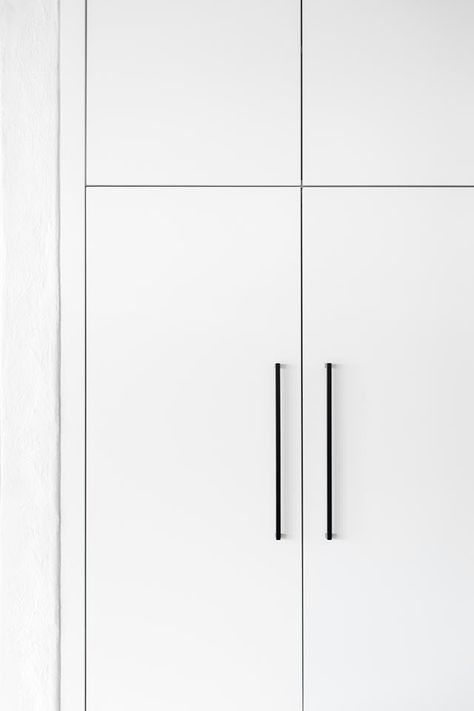 white kitchen cabinets with matte black handles White Kitchen Door Handles, White Shaker Kitchen Black Handles, White Wardrobe Black Handles, Flat White Kitchen Cabinets, White Kitchen Black Handles, Kitchen Black Handles, Closet Handles, White Cupboard, Black Kitchen Handles