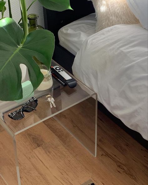 Clear Side Table Bedroom, Bedroom Decor Ideas Cozy, White Bedsheets, Side Bed Table, Plants Bedroom, Side Table Bedroom, Glass Bedside Table, Clear Table, Side Tables Bedroom