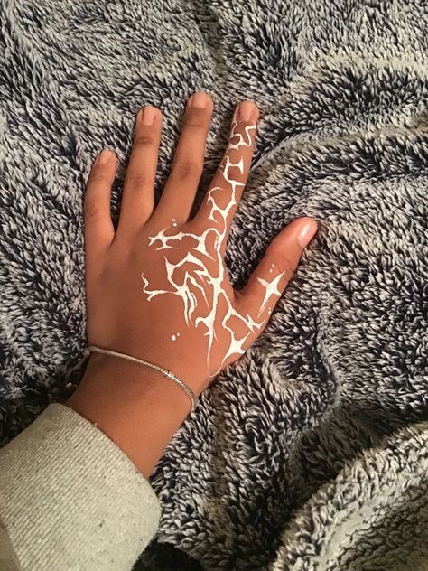 Arm Drawings Skin, Arm Drawings On Skin, Cute Stuff To Draw On Your Hand, Fun Things To Draw On Your Hand, Hand Drawings On Hand With Pen Y2k, Leg Doodles Sharpie, Hand Drawing Ideas On Skin, Things To Draw On My Hand, Markings On Skin Drawing