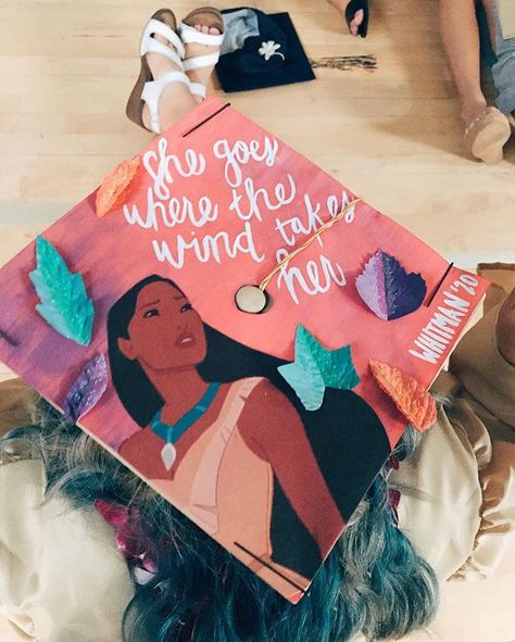 Disney Grad Caps, Cap Painting, Disney Graduation Cap, Creative Graduation Caps, Funny Yearbook, Disney Graduation, Grad Trip, Senior Szn, High School Graduation Cap