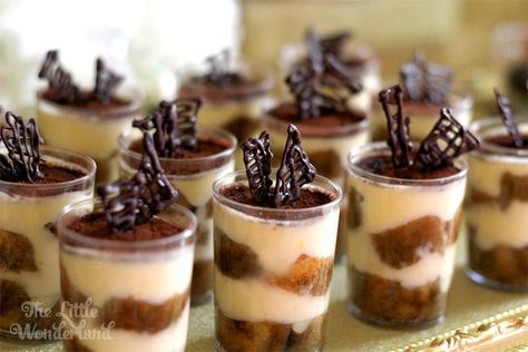 1920s Desserts Roaring 20s, 1920s Party Ideas Food, 1920s Desserts, Great Gatsby Food Ideas, Great Gatsby Party Food, Roaring 20s Party Food, Gatsby Food, Gatsby Party Food, 1920s Party Food