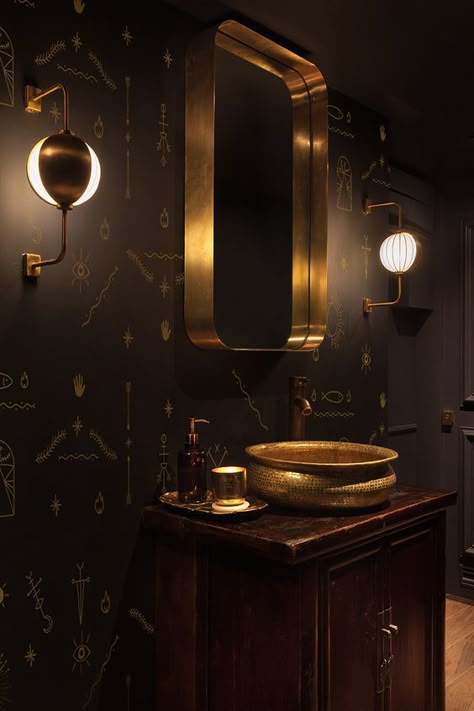 dark wood cabinet, black patterned walls and brass decorations Moody Bathroom, Restaurant Bathroom, Dark Bathrooms, Toilet Design, Dark Interiors, Restaurant Interior, Beautiful Bathrooms, Black Walls, Bathroom Inspiration