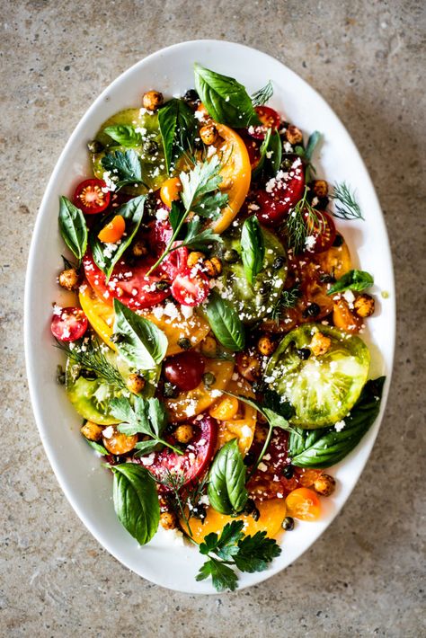 Heirloom Tomato & Herb Salad - Dishing Up the Dirt Fried Chickpeas, Arabisk Mad, Salad Taco, Salad Macaroni, Red Onion Recipes, Tomatoes Recipes, Salad Kale, Panzanella Salad, Peach Salad