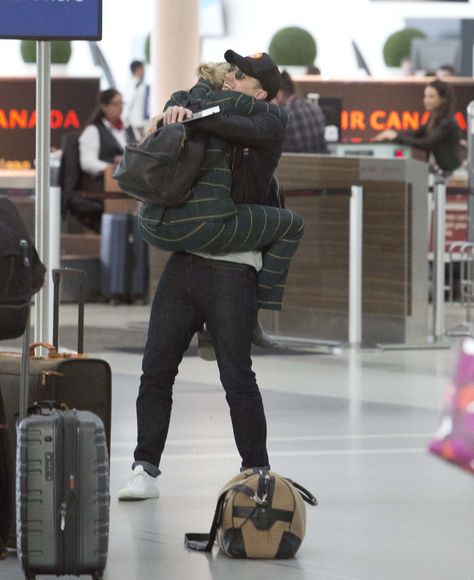 All About Jennifer Morrison on Twitter: "We all wanted it...we thought it didn’t happen but we are pleased to share this father/daughter reunion with you all ❤️ @jenmorrisonlive & @JoshDallas reuniting at Toronto Airport following Fan Expo Canada (09/01/2018) #JenniferMorrison #JoshDallas… https://t.co/nggQkGfw9I" Ouat Funny, Toronto Airport, Ouat Cast, Josh Dallas, Once Up A Time, Father Daughter Relationship, Couple Goal, 1 September, Couple Goals Teenagers