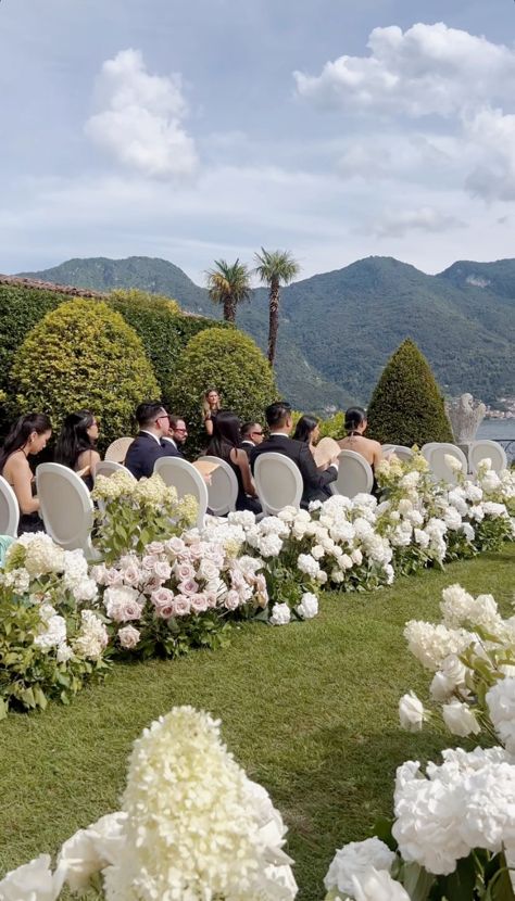 Chic Garden Wedding Dress, Trending Wedding Ideas, Wedding Table Arrangements, Hotel Wedding Reception, Chairs Unique, New York Cafe, Elegant Garden Wedding, Sunset Surfing, Girl Vacation