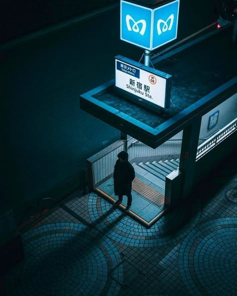 Night Street Photography, Japan Street, Night Photos, Foto Art, Cinematic Photography, Bus Stop, Alam Yang Indah, Street Photo, Night Aesthetic