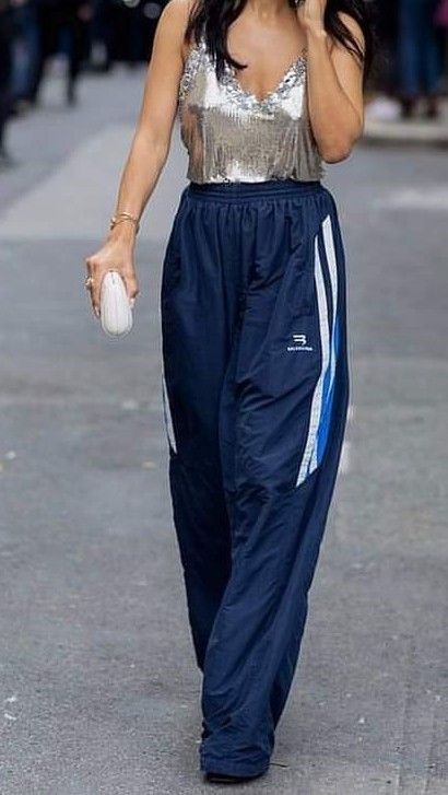 Adidas Street Style Women, Sporty Athleisure Outfits, Adidas Track Pants Outfit Woman, Ellesse Outfit, Bloke Core Outfits Woman, Red Adidas Pants Outfit, Athleisure Outfits Streetstyle, Outfit Sporty Chic, Red Adidas Pants