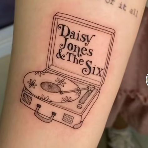 Rockstar Aesthetic Tattoo, Daisy Jones Tattoo Ideas, Daisy Jones And The Six Drawing, Daisy Jones And The Six Tattoo Ideas, Daisy Jones Tattoo, High School Musical Tattoo, Rockstar Tattoo Ideas, Daisy Jones And The Six Tattoo, Record Player Tattoo