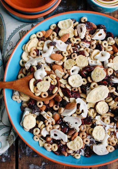 Yogurt Pretzels, Trail Mix Recipes, Healthy Cereal, Chex Mix Recipes, Fruit Yogurt, Dried Bananas, Freeze Dried Fruit, Snack Mix Recipes, Healthy Snacks For Diabetics