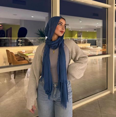 Modest Fashion Hijab Casual, Hijab T Shirt Outfit, Hijab Sweater Outfit, Girly Hijabi Outfits, Pose Ideas Hijab, Sweater Hijab Outfit, Casual Hijabi Outfits, Winter Hijabi Outfits, Hijab Outfit Winter