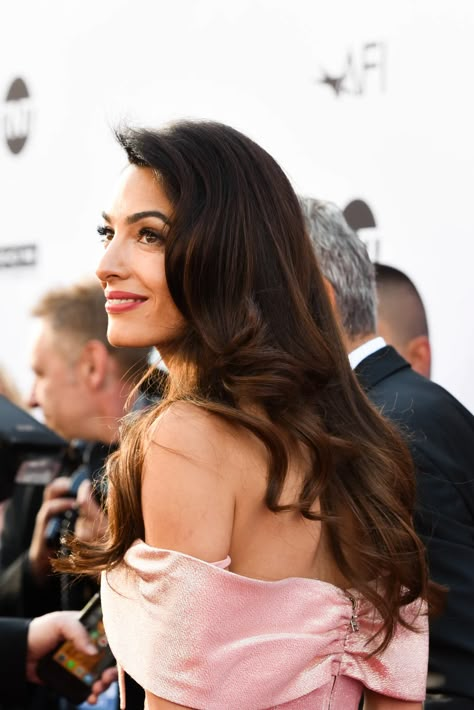 Amal Clooney Short Hair, Amal Clooney Hair Color, Amal Clooney Aesthetic, Amal Clooney Makeup, Boss Archetype, Amal Clooney Hair, Amal Clooney Wedding, Amal Clooney Style, Dark Chocolate Brown Hair