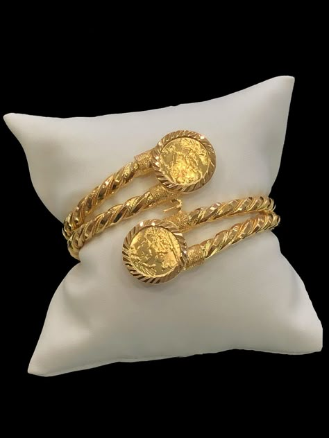 Gold Coin Bangles, Arabic Gold Jewelry, Bangles Jewelry Designs Gold, Arab Gold, Arab Jewelry, Dubai Gold Bangles, Gold Coin Jewelry, Traditional Bangles, Dubai Gold Jewelry