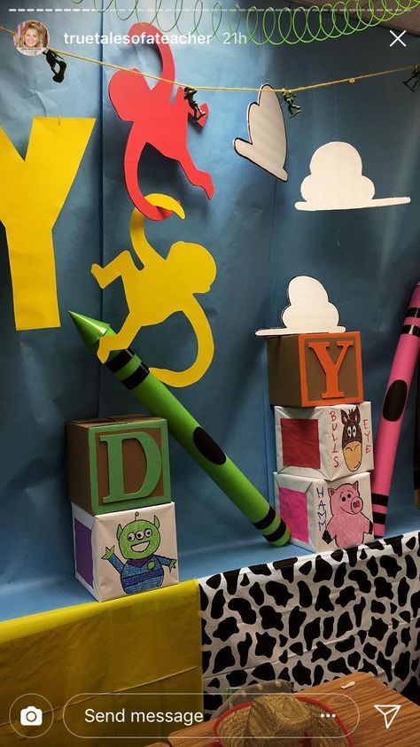 Toy Story Stage Decorations, Toy Story Halloween Decorations Diy, Pixar Diy Decorations, Toy Story Room Transformation, Toy Story Hall Decorations, Toy Story School Decorations, Toy Story Yard Decorations, Toy Story Homecoming Hallway, Toy Story Birthday Party Decorations Diy