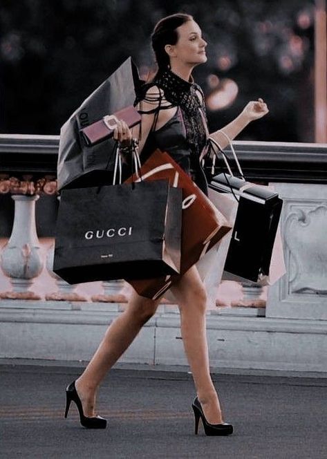 Multitasking Aesthetic, Shopaholic Aesthetic, Estilo Blair Waldorf, Blair Waldorf Aesthetic, Stile Blair Waldorf, Gossip Girl Aesthetic, Chuck And Blair, Gossip Girl Outfits, Celebrity Culture