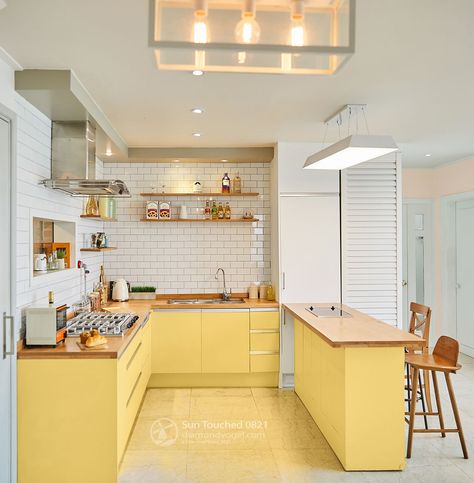 Yellow Kitchen Designs, Yellow Kitchen Cabinets, Yellow Cabinets, Casas The Sims 4, Yellow Interior, 아파트 인테리어, Yellow Kitchen, Kitchen Cabinet Colors, Kitchen Tile