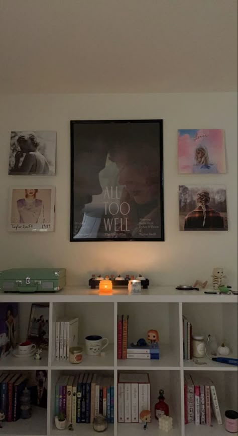 Room Decor Theme Ideas, 1989 Room Aesthetic, Taylor Swift Room Collage, Room Inspiration Bedroom Taylor Swift, Bedroom Decor Taylor Swift, Dorm Room Ideas Taylor Swift, Bedroom Inspirations Taylor Swift, Subtle Taylor Swift Room Decor, Books Aesthetic Room Decor