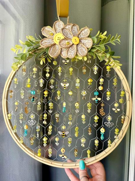 Jewelry Tree Craft, Wire Suncatcher, Homemade Flowers, Chicken Wire Art, Chicken Wire Crafts, Crystal Suncatchers Diy, Copper Wire Crafts, Chicken Wire Frame, Suncatcher Diy