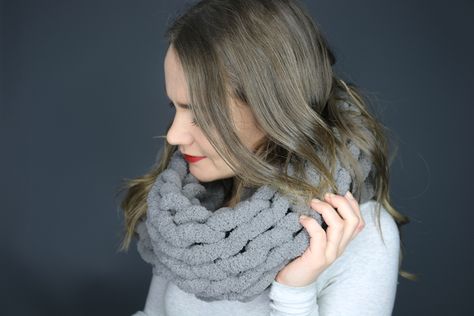 Ever tried arm knitting? Well, this DIY Hand Knitted Scarf technique is easier than ever. Create a DIY Knitted Scarf in under an hour. Knitting Infinity Scarf, Geek Knitting, Hand Knitted Scarf, Scarves Crochet, Arm Knit, Hand Knitting Diy, Alize Puffy, Kate Spade Inspired, Crochet Cowls