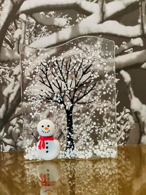 This contemporary fused glass winter tree will bring some outside in during the winter months.  It has a cute little snowman under the tree.  Size is 5" tall x 4" wide and comes with a built in glass stand. NOTE:  The size of this piece is 4" wide x 5" tall and is mounted to a glass base which is 1.5" deep. Fused Glass Winter Scenes, Glass Fusion Ideas Inspiration, Christmas Fused Glass Ideas, Fused Glass Nativity, Fused Glass Ideas For Beginners, Fused Glass Ideas, Glass Frit Painting, Fused Glass Coasters, Frit Painting