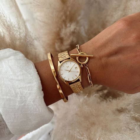 vintage before it's vintage. the rise mini by mvmt channels 1950's nostalgia with a petite 30mm case and 5-link bracelet. the matte white watch for her features a matte white sunray dial and gold stainless steel.