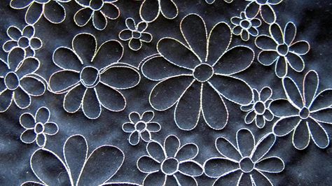 Flower quilt motion's tutorial Daisy Free Motion Quilting, Free Motion Flowers Quilting, Free Motion Flower Quilting Designs, Quilting Flowers Free Motion, Flower Quilting Designs, Long Arm Free Motion Quilting Designs, Free Motion Flowers, Fmq Flowers, Daisy Quilt Pattern