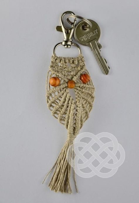 How to make Macrame Owl « Jewelry-i need this in my life... Art Macramé, Pola Macrame, Tutorial Macramé, Owl Keychain, Makramee Diy, Macrame Owl, Owl Ornament, Owl Crafts, Owl Patterns