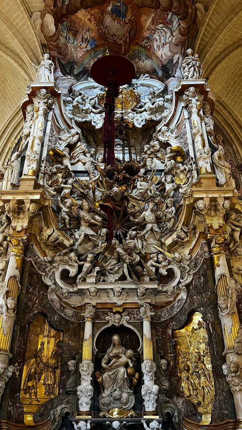 morals955 on Instagram: 📍Catedral de Toledo, retablo en la espalda del altar mayor. 🇪🇸 ➡️The transparent of the Cathedral of Toledo, considered at the time as… Europe In Fall, Day Trips From Madrid, What To Wear In Europe, Beautiful Places In Spain, Toledo Cathedral, Spain Outfit, Places In Spain, Military Museum, Toledo Spain