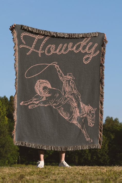 Howdy Throw Blanket Western Decor Livingroom Art Farmhouse Housewarming Gift Southwestern Woven Throw Cowboy Cowgirl Boho Eclectic Tapestry - Etsy Cute Western Decor, Living Room Designs Western, Gifts For A Cowboy, Cowgirl Apartment Decor, Aesthetic Throw Blankets, Western Room Decor Ideas, Western Bedroom Decor Ideas, Country Boho Home, Rodeo Nursery