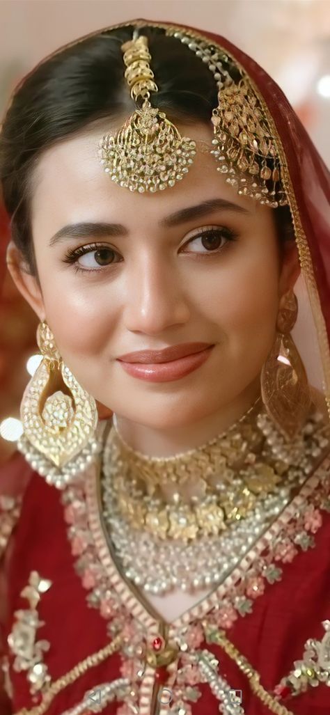 Sana Javed Bridal Look, Minimalist Hair Accessories, Sana Javed, Fighter Girl, Silver Jewellery Indian, Pakistani Bridal Wear, Bridal Look, Bridal Photography, Pre Wedding Photoshoot