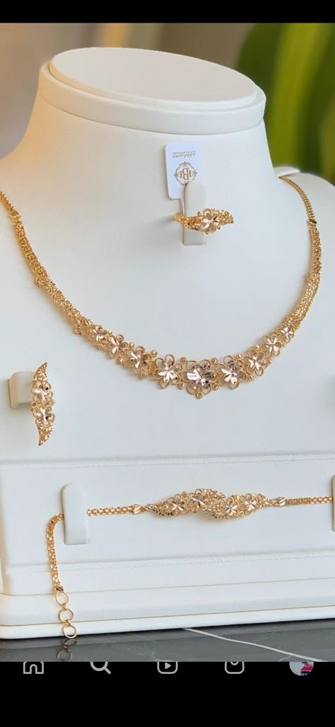 Dubai Gold Ring Design, Gold Design Jewellery, Gold Necklace Set Bridal, Gold Necklace Set Simple, Wedding Jewellery Designs, Dubai Gold Jewelry, Unique Gold Jewelry Designs, Delicate Gold Jewelry, Unique Gold Jewelry