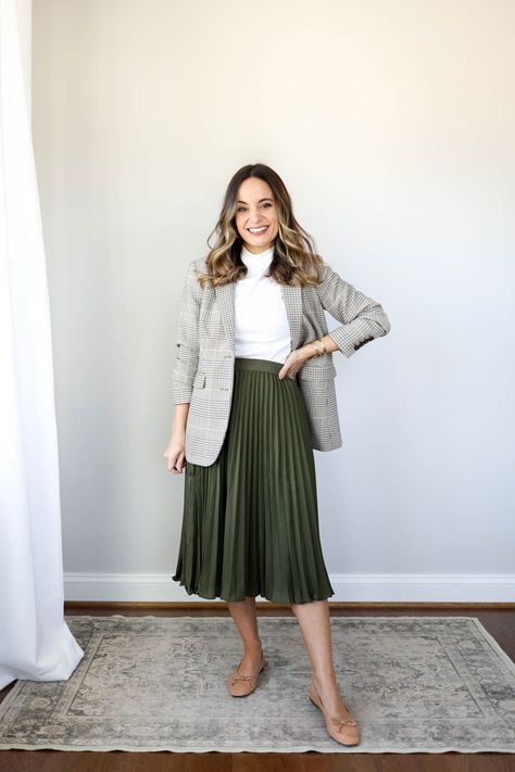 Three ways to wear a pleated skirt | petite style | pleated skirts outfits | petite blogger | midi skirts outfits Pleated Skirt Outfit Work, Green Pleated Skirt Outfit, Pleated Midi Skirt Outfit, Green Skirt Outfits, Pleated Skirt Outfits, Rok Midi, Skirt Outfit Fall, Green Pleated Skirt, Rok Outfit