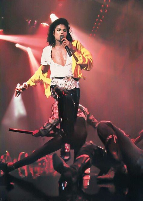 I always swoon when I see this picture. Brings back so many memories for me Michael Jackson Poster, Michael Jackson Hot, Michael Jackson Dangerous, Hee Man, Michael Jackson Quotes, Michael Jackson Wallpaper, Michael Jackson Rare, Jackson Bad, Photos Of Michael Jackson