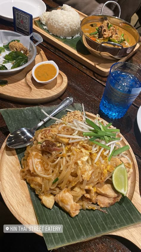 Asian Takeout Aesthetic, Restaurant Food Pics, Pad Thai Aesthetic, Thai Aesthetic, Thai Food, Aesthetic Thai Food, Thai Restaurant Aesthetic, Thailand Street Food, Thai Food Aesthics