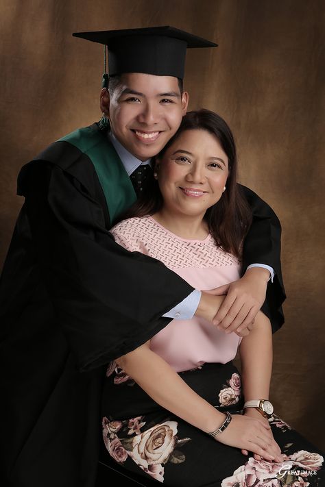 Graduation Studio Photoshoot Ideas Family, Couple Graduation Pictures Studio, Mom And Son Graduation Pictures, Graduation Photo Studio Ideas, Graduation Pictorial Studio, Family Graduation Photoshoot, Graduation Pictures With Family, Couple Graduation Pictures, College Graduation Photoshoot