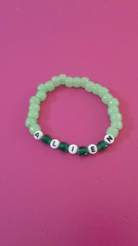 Alien Kandi, Rave Bae, Diy Kandi, Kandi Ideas, Kandi Patterns, Kandi Bracelets, Alphabet Beads, Bracelets Diy, Bracelet Ideas