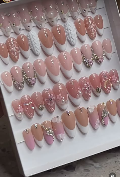 Jewellery Nail Art, Luxury Manicure Salon, Press On Nail Small Business, Press Ons Nails Design, Garage Nail Salon Ideas, Nail Organization Ideas, Nail Salon Aesthetic, Aesthetic Press On Nails, Press On Nails Aesthetic