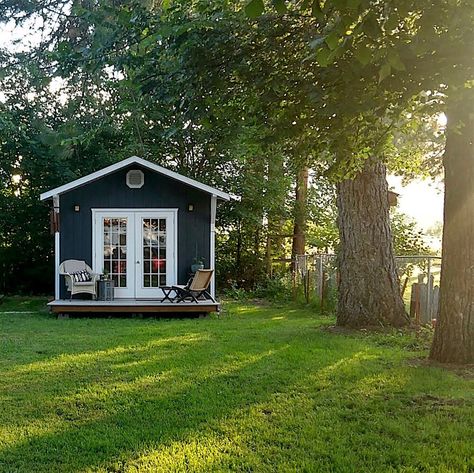 Back Yard Studio in Black and White — Sarah Greenman Black Summer House, Black She Shed, Black Shed Ideas, Small Summer House Ideas, Black And White Shed, Black Sheds, Tiny Home Backyard Guest Houses, Tiny Home Backyard, Backyard Room