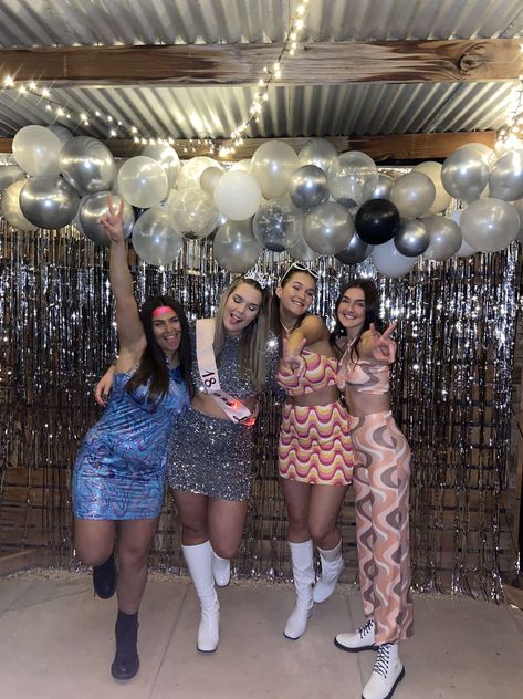 Disco Themed Birthday Party Outfits, Disco 90s Party Outfit, Retro Disco Outfit Women, Neon Disco Outfit, Disco Glam Outfits, 80s Disco Party Outfit, Disco Party Outfit Ideas, Outfits Disco, Glam Party Outfit