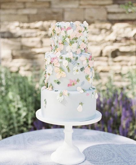 Floral Cakes Wedding, Wedding Cake Vertical Lines, Garden Themed Wedding Cake, Romantic Wedding Cake Vintage, Wisteria Wedding Cake, Floral Cake Wedding, Wedding Cakes Romantic, Timeless Wedding Cake, Spring Wedding Cakes