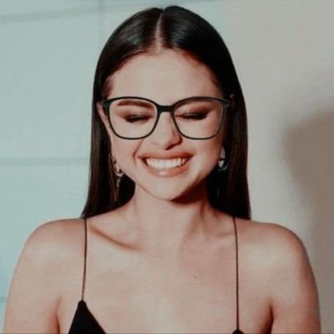 Selena Gomez Eyeglasses, Selena Gomez Glasses, Celebrity Icons, Selena Gomez Cute, Wearing Glasses, Glasses Frames, Selena Gomez, Street Style, Celebrities