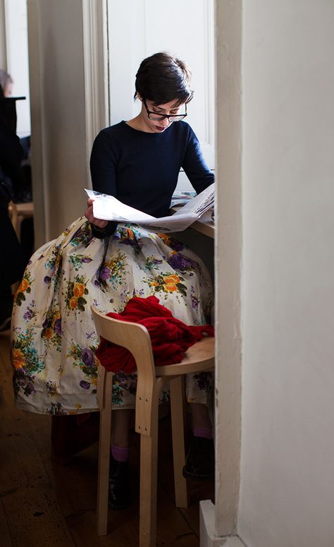 The Sartorialist. This is perfect: full skirt, navy sweater, socks and Doc Marten oxfords. Rok Outfit, The Sartorialist, Outfit Styles, Looks Street Style, Reading A Book, Professional Attire, Moda Vintage, Pastel Hues, Maxi Skirts