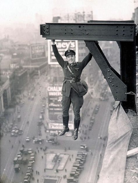 A New York City police officer hanging from a beam, 1920 New York Police, Fotografi Vintage, Photographie Portrait Inspiration, Historic Photos, Vintage Pics, Vintage New York, Old Pics, Main Game, Black And White Photos